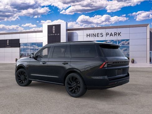 New 2026 Lincoln Navigator Reserve w/ Jet Appearance Package AWD/4WD image 4