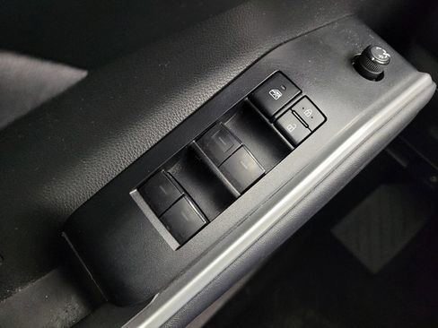 Used 2021 Toyota Highlander LE image 27