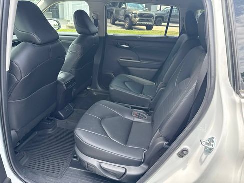 Used 2023 Toyota Highlander XLE FWD image 20