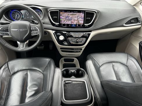 Used 2022 Chrysler Pacifica Touring-L image 15