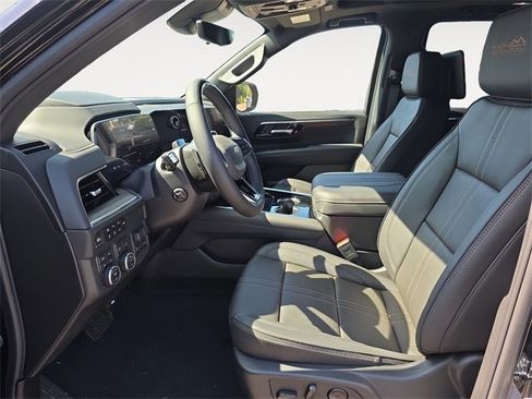 New 2025 Chevrolet Suburban High Country image 9