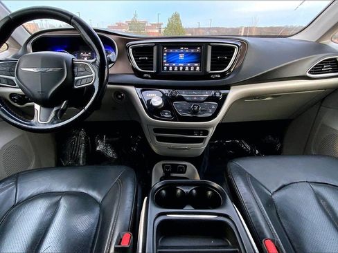 Used 2019 Chrysler Pacifica Touring-L image 10