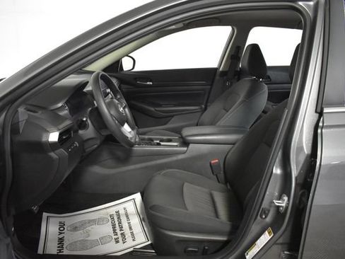 Used 2025 Nissan Altima 2.5 SV FWD image 11