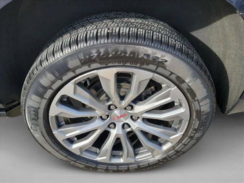 Used 2021 GMC Yukon Denali w/ Denali Premium Package image 12