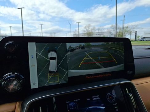 Used 2024 Lexus LX 600 4WD w/ Luxury Package image 11