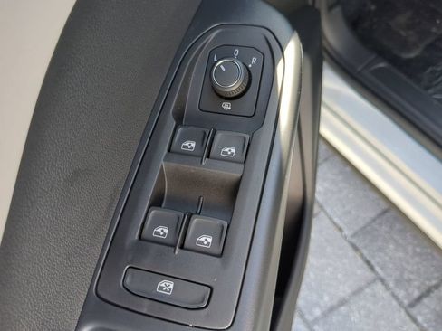 New 2026 Volkswagen Taos SE FWD image 17