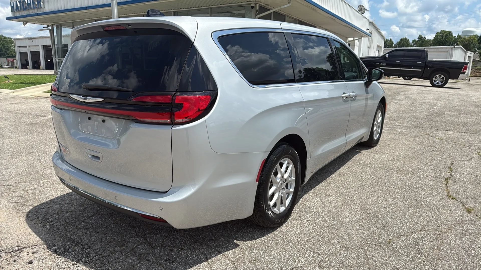 Used 2024 Chrysler Pacifica Touring-L FWD image 5