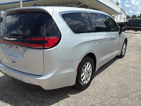 Used 2024 Chrysler Pacifica Touring-L FWD image 5
