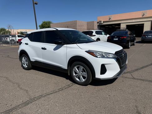 Used 2025 Nissan Kicks Play S image 3