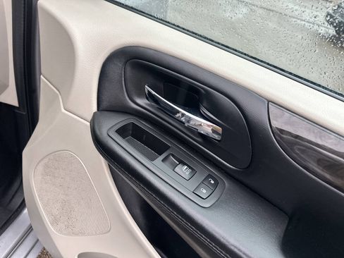 Used 2019 Dodge Grand Caravan SE FWD image 24