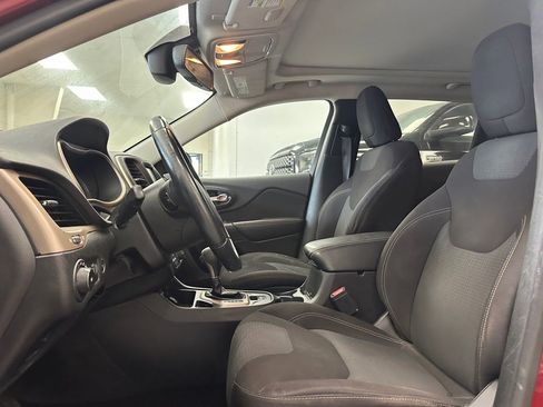 Used 2017 Jeep Cherokee Latitude w/ Comfort/Convenience Group image 5