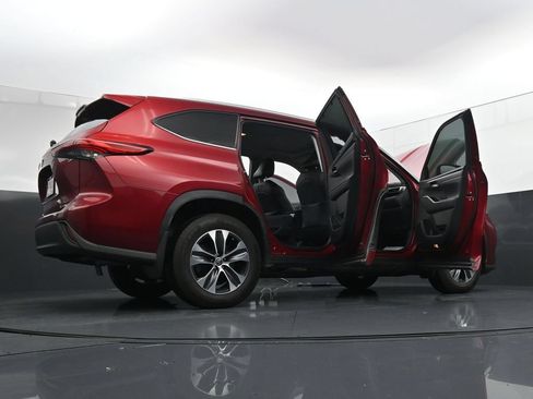 Used 2022 Toyota Highlander XLE AWD/4WD image 43