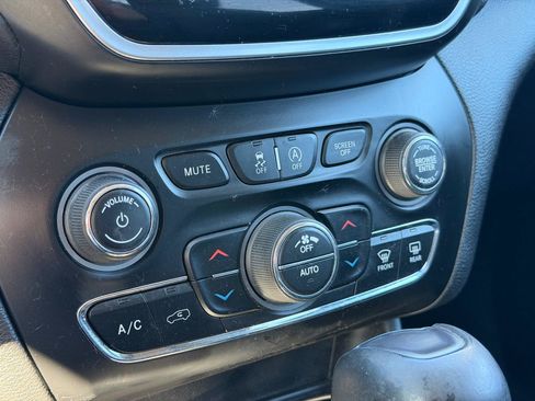 Used 2019 Jeep Cherokee Limited w/ Trailer Tow Group AWD/4WD image 27