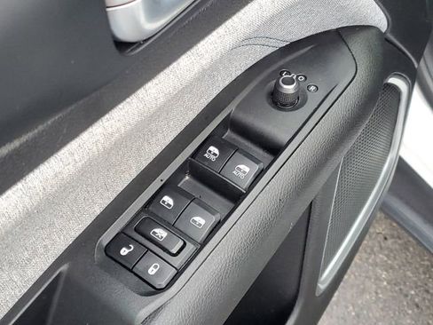 Used 2023 Jeep Compass Latitude image 12