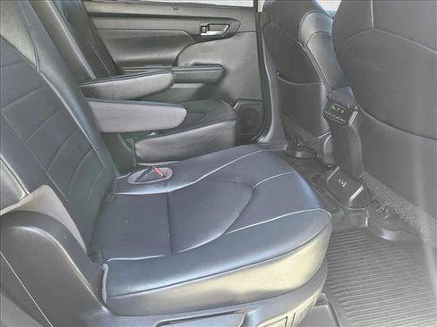 Used 2023 Toyota Highlander XLE FWD image 21