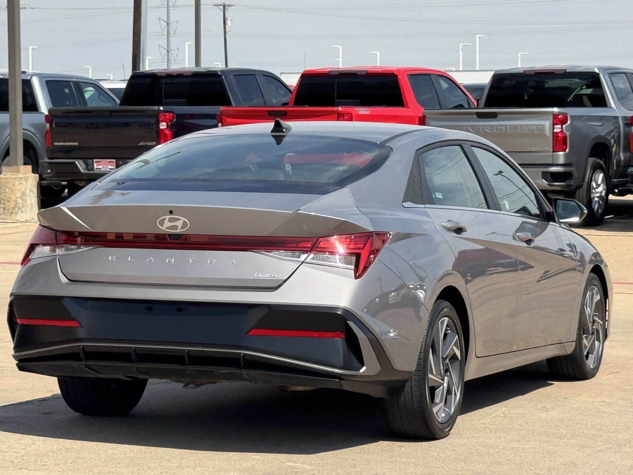 Used 2025 Hyundai Elantra Limited FWD image 4
