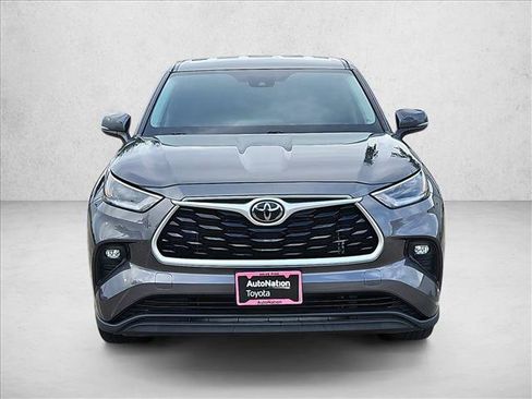 Certified 2021 Toyota Highlander LE image 2