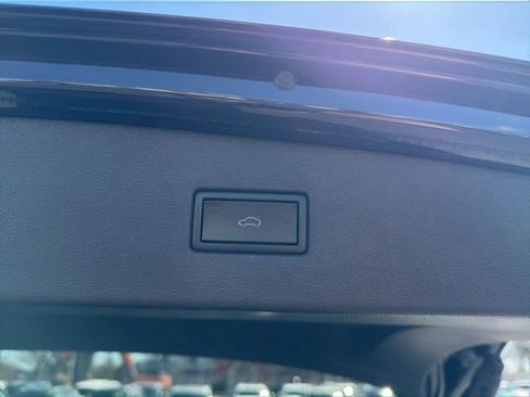 Used 2020 Volkswagen Tiguan SEL image 29