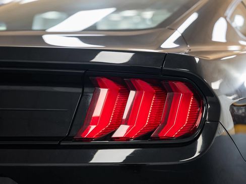 Used 2018 Ford Mustang Coupe RWD image 7