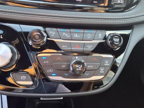 New 2025 Chrysler Pacifica Select FWD image 17