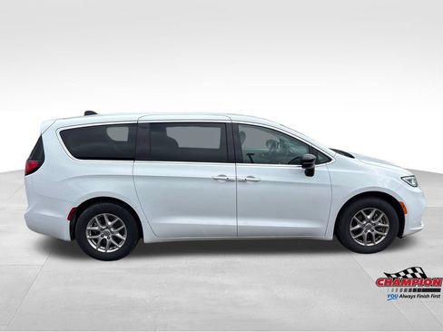 Used 2024 Chrysler Pacifica Touring-L FWD image 6