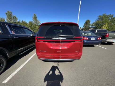 Used 2025 Chrysler Pacifica Select AWD/4WD image 3
