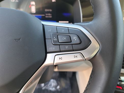 Certified 2025 Volkswagen Jetta SE w/ Sunroof Package image 17