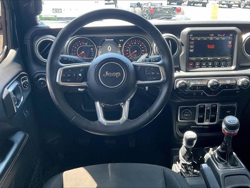 Used 2018 Jeep Wrangler Unlimited Sahara w/ Uconnect 4C Nav & Sound Group AWD/4WD image 5