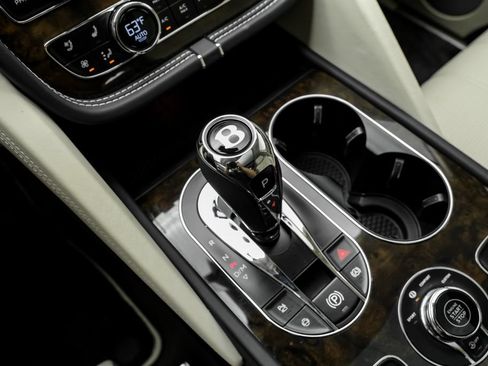 Used 2024 Bentley Bentayga AWD/4WD image 33