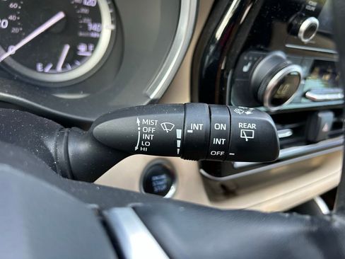 Used 2021 Toyota Highlander XLE FWD image 21