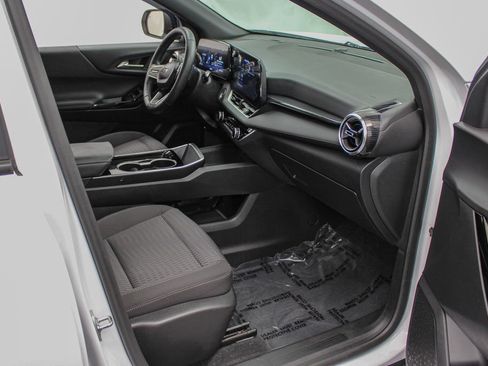 Used 2025 Chevrolet Equinox LT w/ Safety and Technology Package FWD image 23