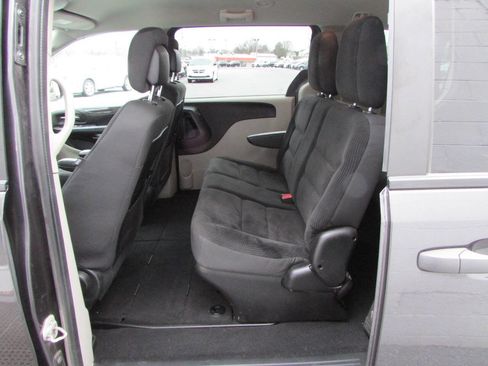 Used 2019 Dodge Grand Caravan SE w/ UConnect Hands-Free Group image 5