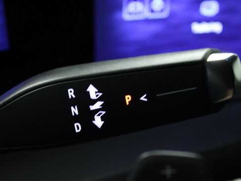 Used 2025 Chevrolet Traverse LT w/ Midnight/Sport Edition FWD image 24