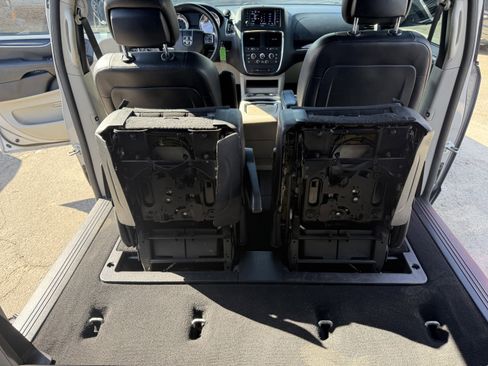 Used 2019 Dodge Grand Caravan SXT image 22