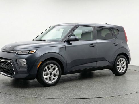 Used 2025 Kia Soul LX w/ LX Technology Package FWD image 3