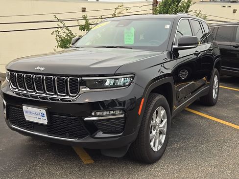 Used 2023 Jeep Grand Cherokee Limited w/ Luxury Tech Group II AWD/4WD image 4