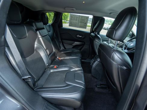Used 2019 Jeep Cherokee Latitude Plus w/ Comfort/Convenience Group AWD/4WD image 24