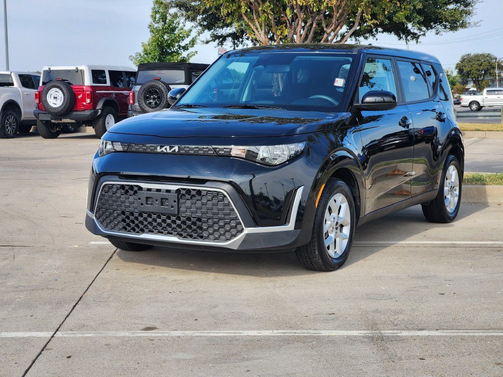 Used 2025 Kia Soul LX w/ LX Technology Package FWD image 2