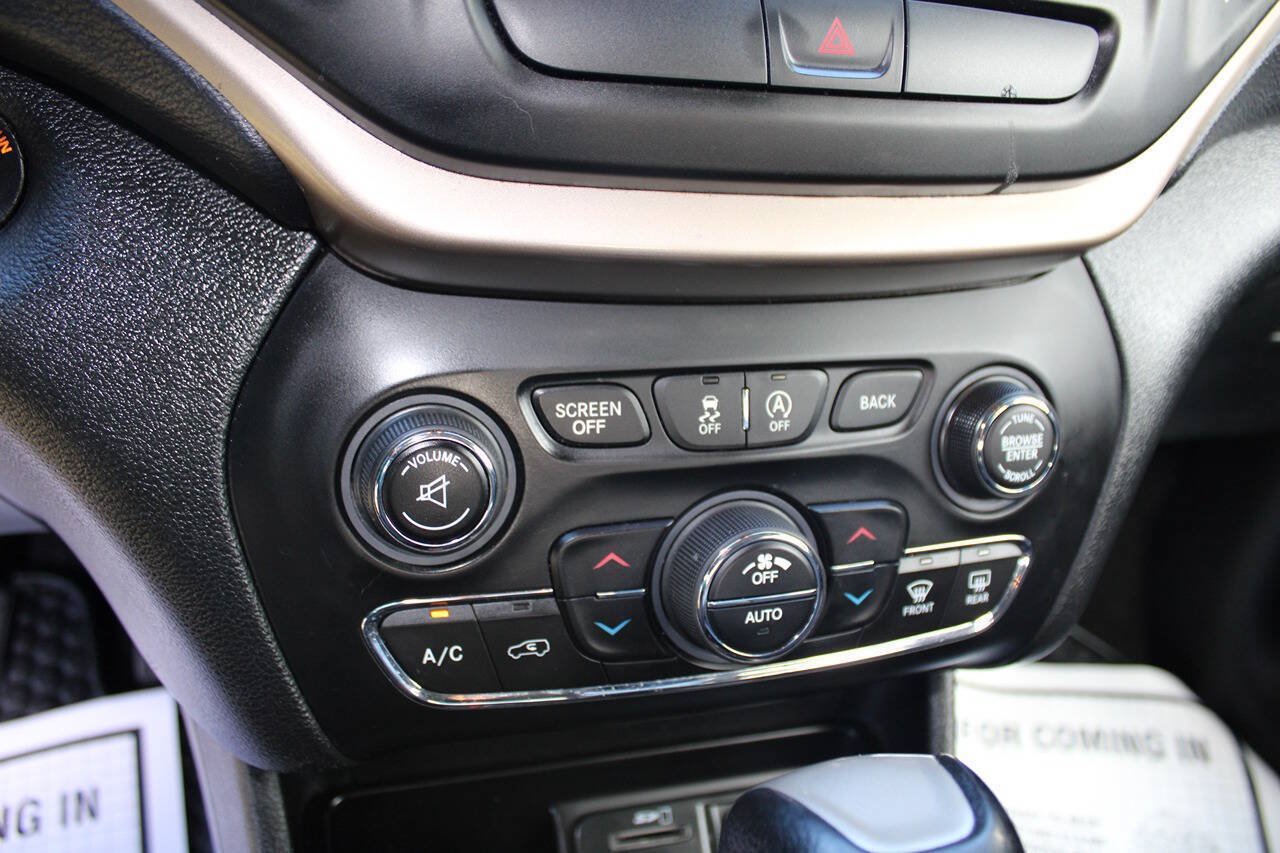 Used 2015 Jeep Cherokee Latitude w/ Comfort/Convenience Group AWD/4WD image 25