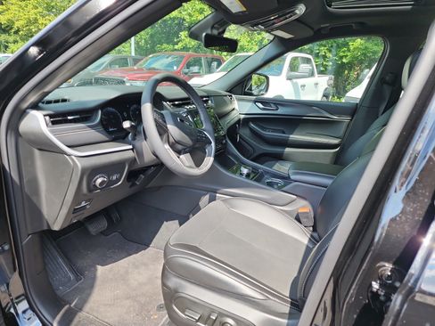 New 2025 Jeep Grand Cherokee L Altitude image 3