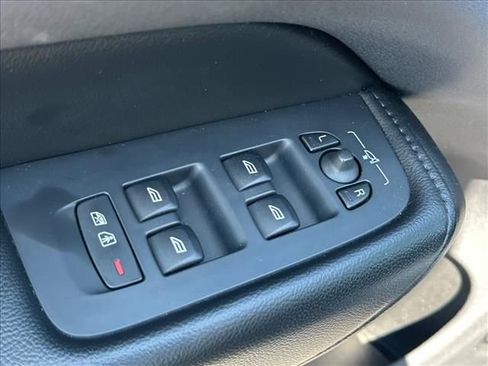 Used 2019 Volvo XC60 T5 Momentum FWD image 19