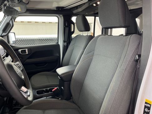 Used 2025 Jeep Wrangler Sahara image 36