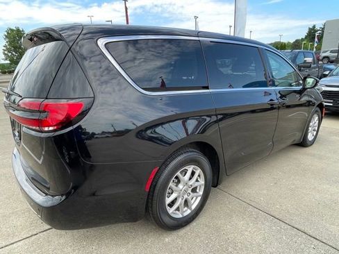 Used 2024 Chrysler Pacifica Touring-L FWD image 3