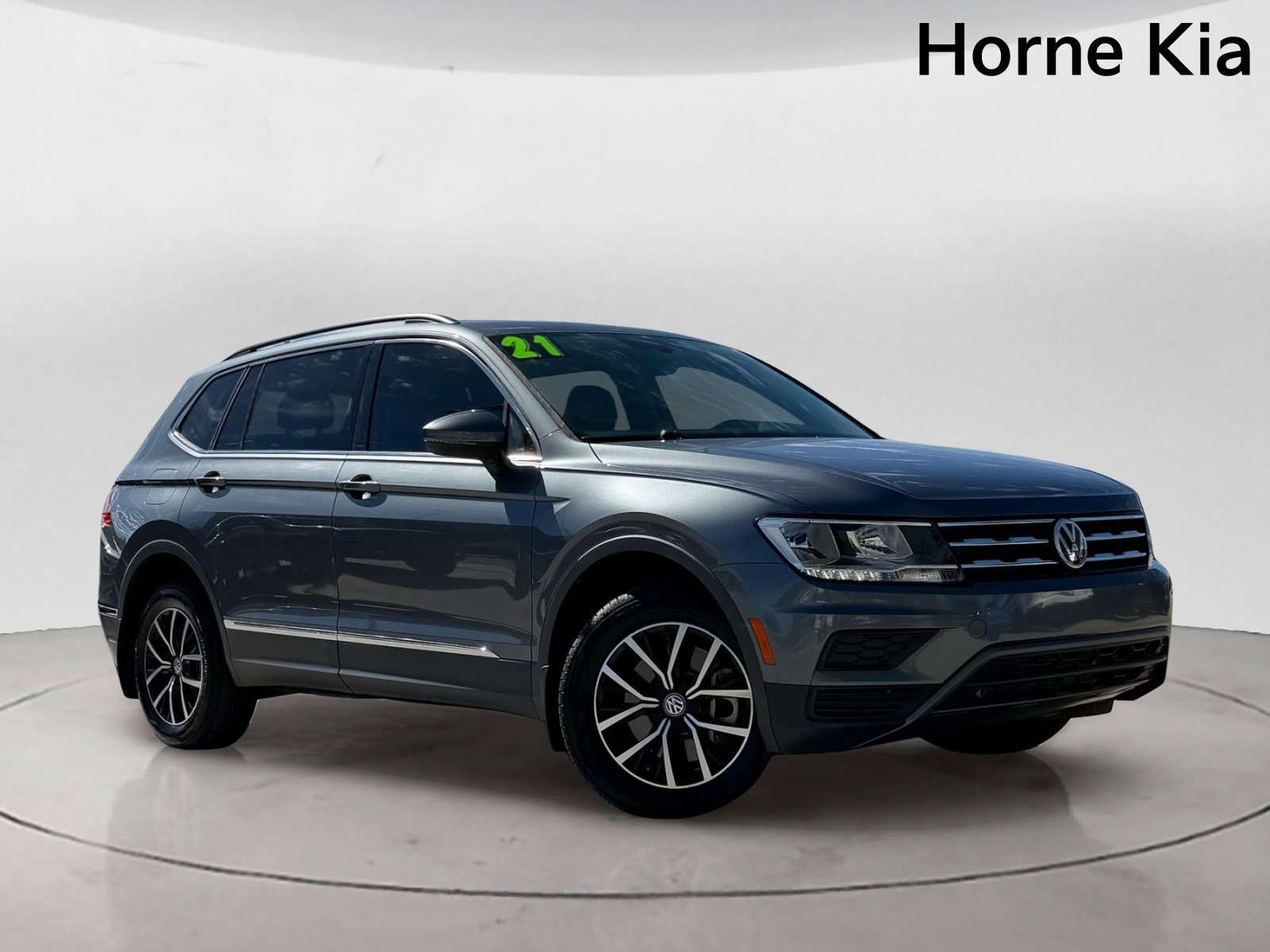 Used 2021 Volkswagen Tiguan SE FWD image 2