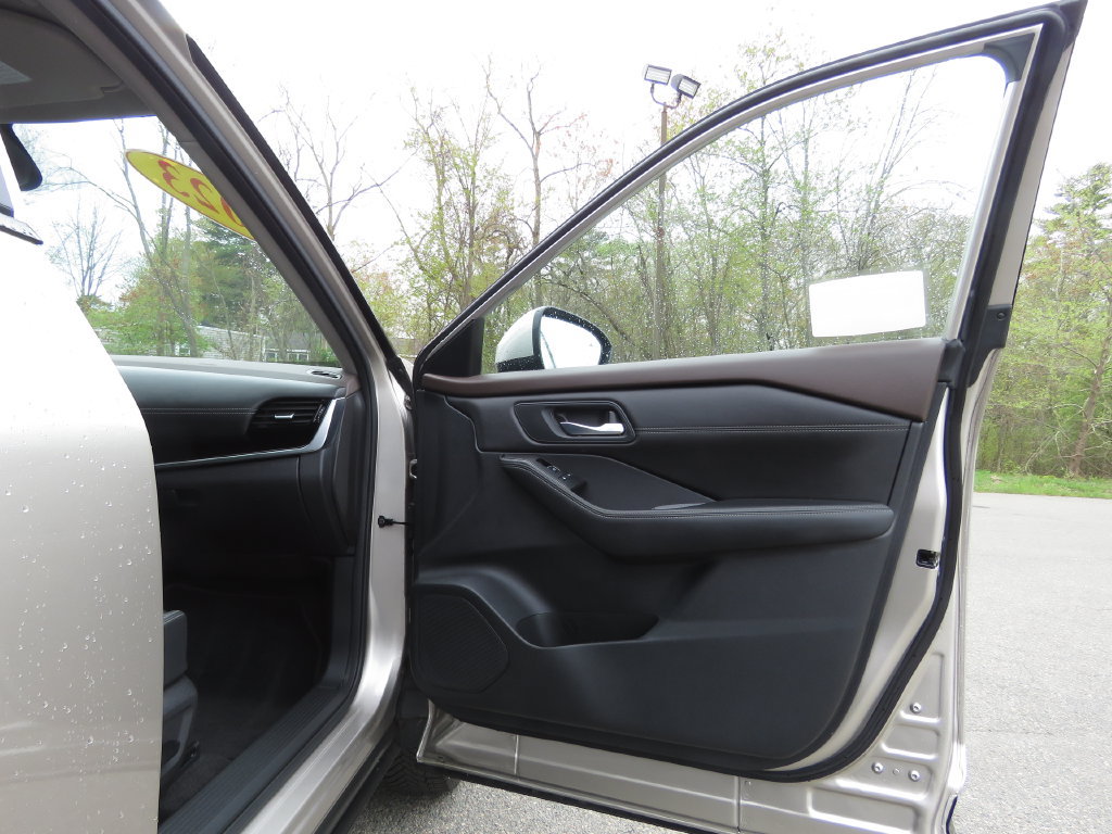 Used 2023 Nissan Rogue SL AWD/4WD image 12