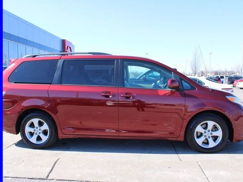 Used 2013 Toyota Sienna LE w/ Towing Pkg image 6