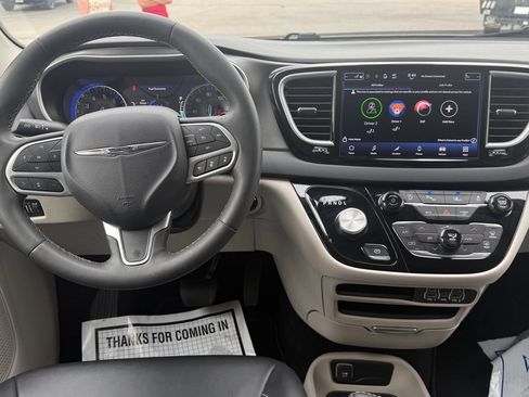 Used 2024 Chrysler Pacifica Touring-L FWD image 12