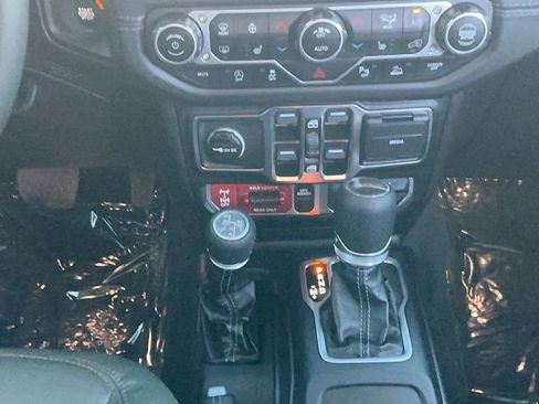 Used 2025 Jeep Gladiator Mojave image 30