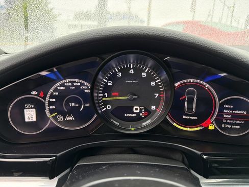 Used 2018 Porsche Panamera 4 AWD/4WD image 33