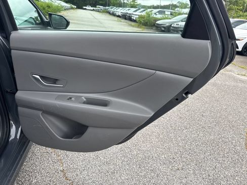 Used 2024 Hyundai Elantra SE FWD image 16
